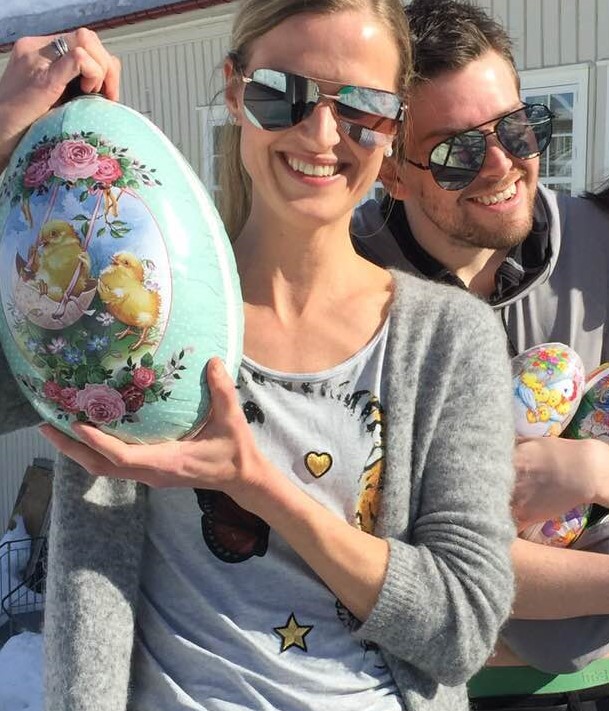 To ansatte med påskeegg