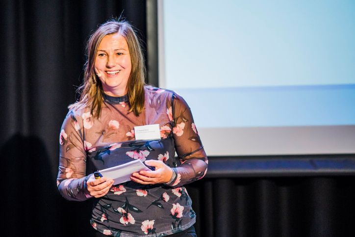 En kvinne som holder foredrag 