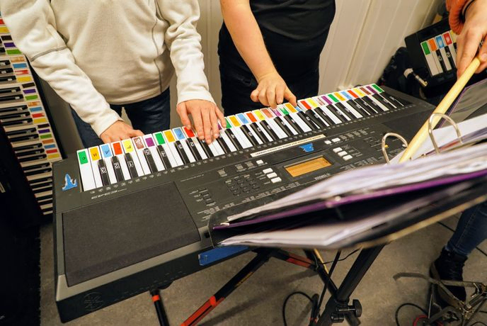 To personer spiller keyboard