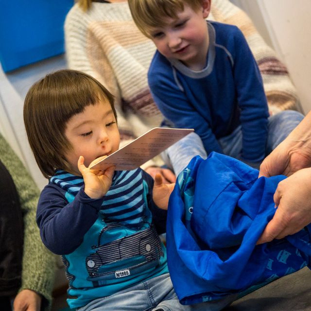 Jente med downsyndrom velger ut et sangkort