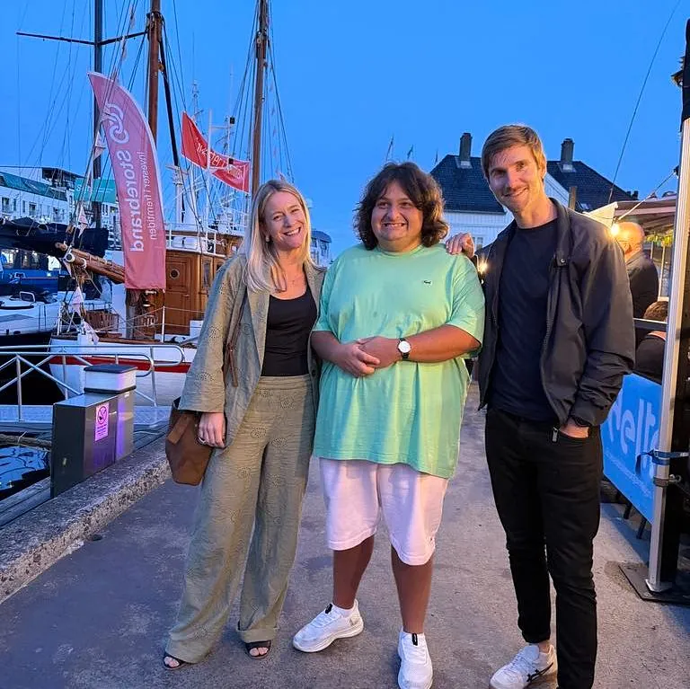 Foto av generalsekretær, Nathalie Sturim, Konstantin Karakostas, og kunstnerisk leder Lars Tingelstad